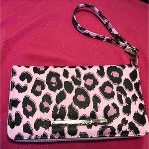 BETSY JOHNSON PINK LEOPARD PRINT WRISTLET. Very cute print. Unclip for clutch.